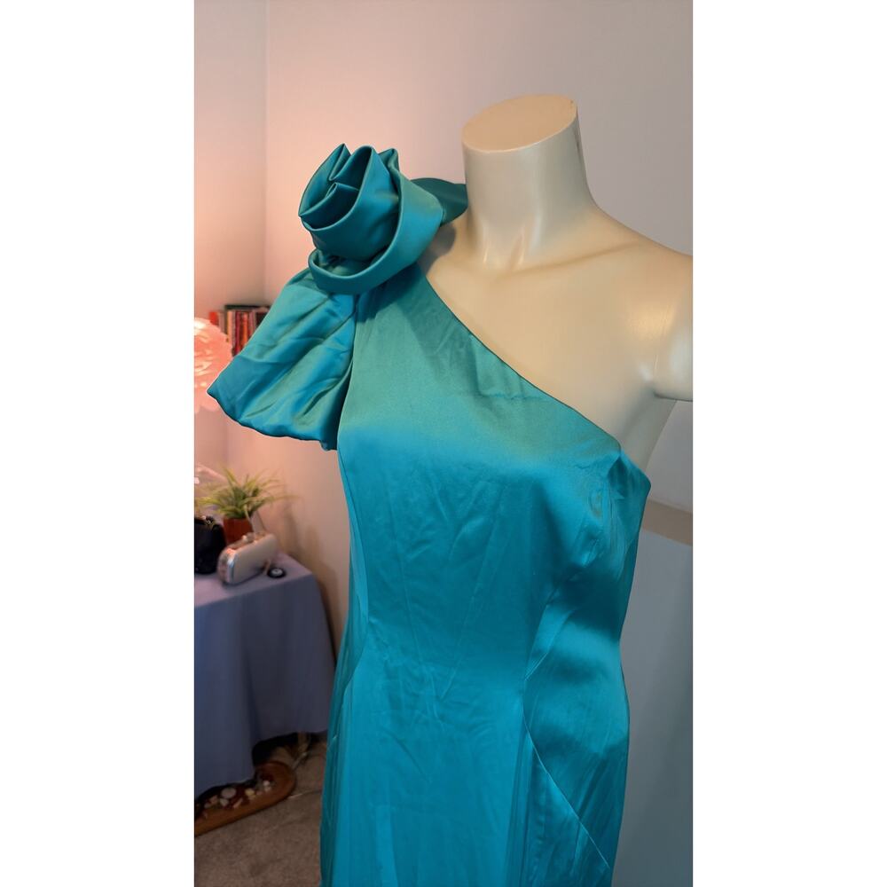 Mac Duggal - Long green satin mermaid dress with an uncovered shoulder - Picture 5 of 9
